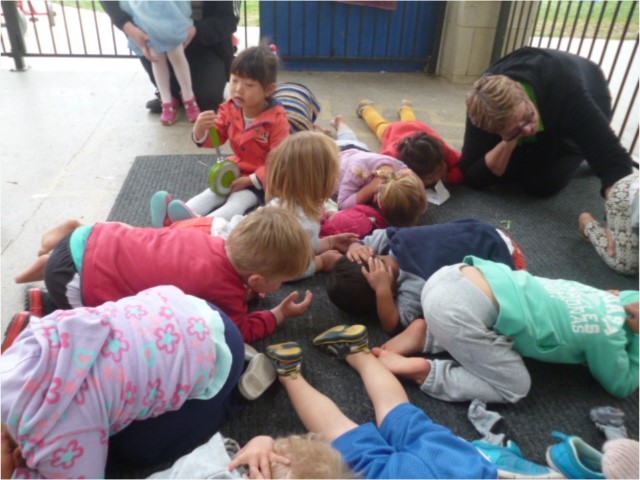 ‘Shake out’ in Kereru Room 15 十月 2015