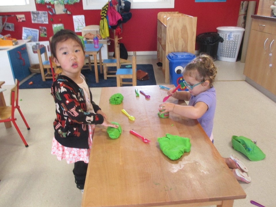 Maya’s play with others continues 2 十二月 2015